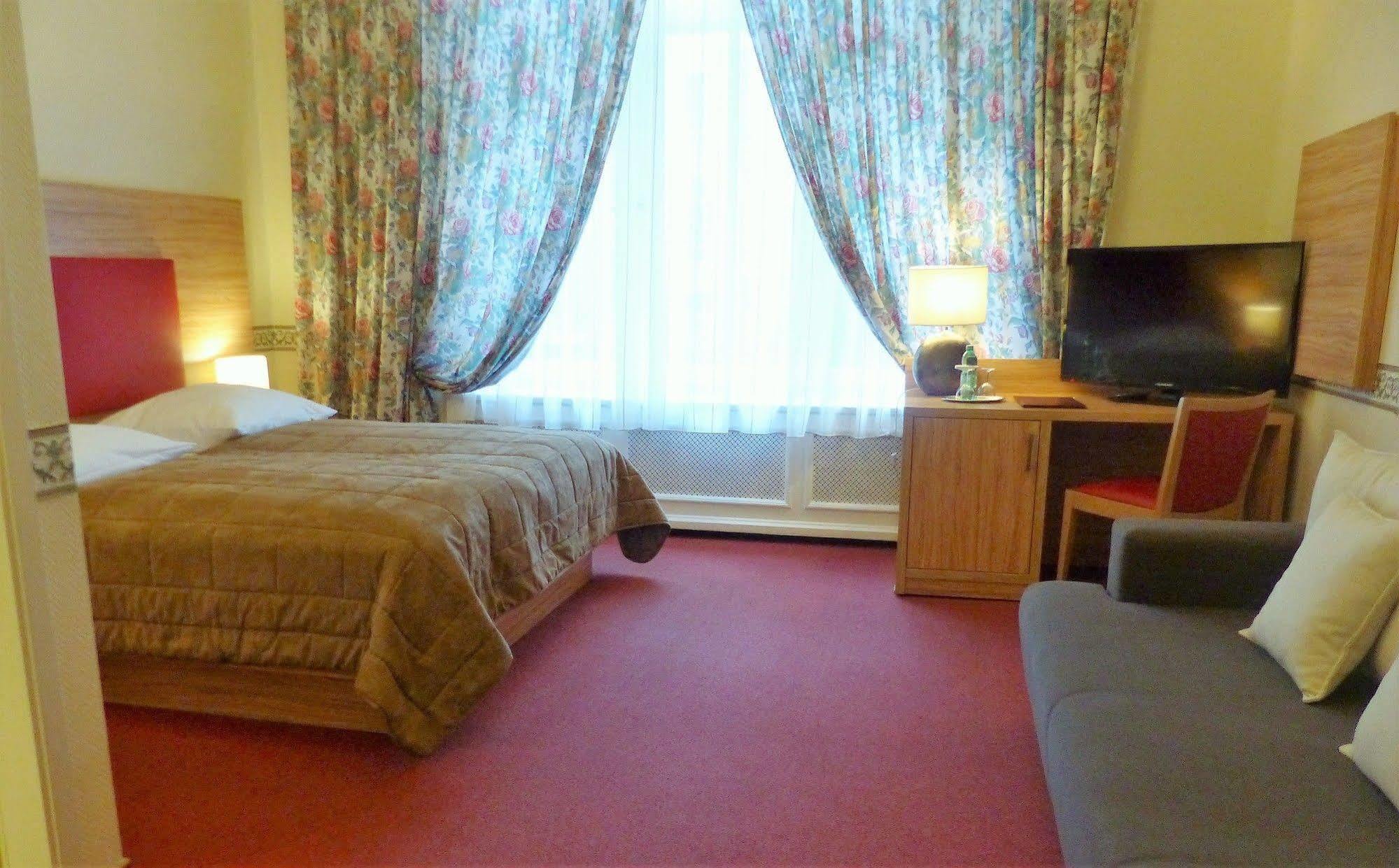 Hotel Pension Savoy Near Kurfuerstendamm Берлин Экстерьер фото