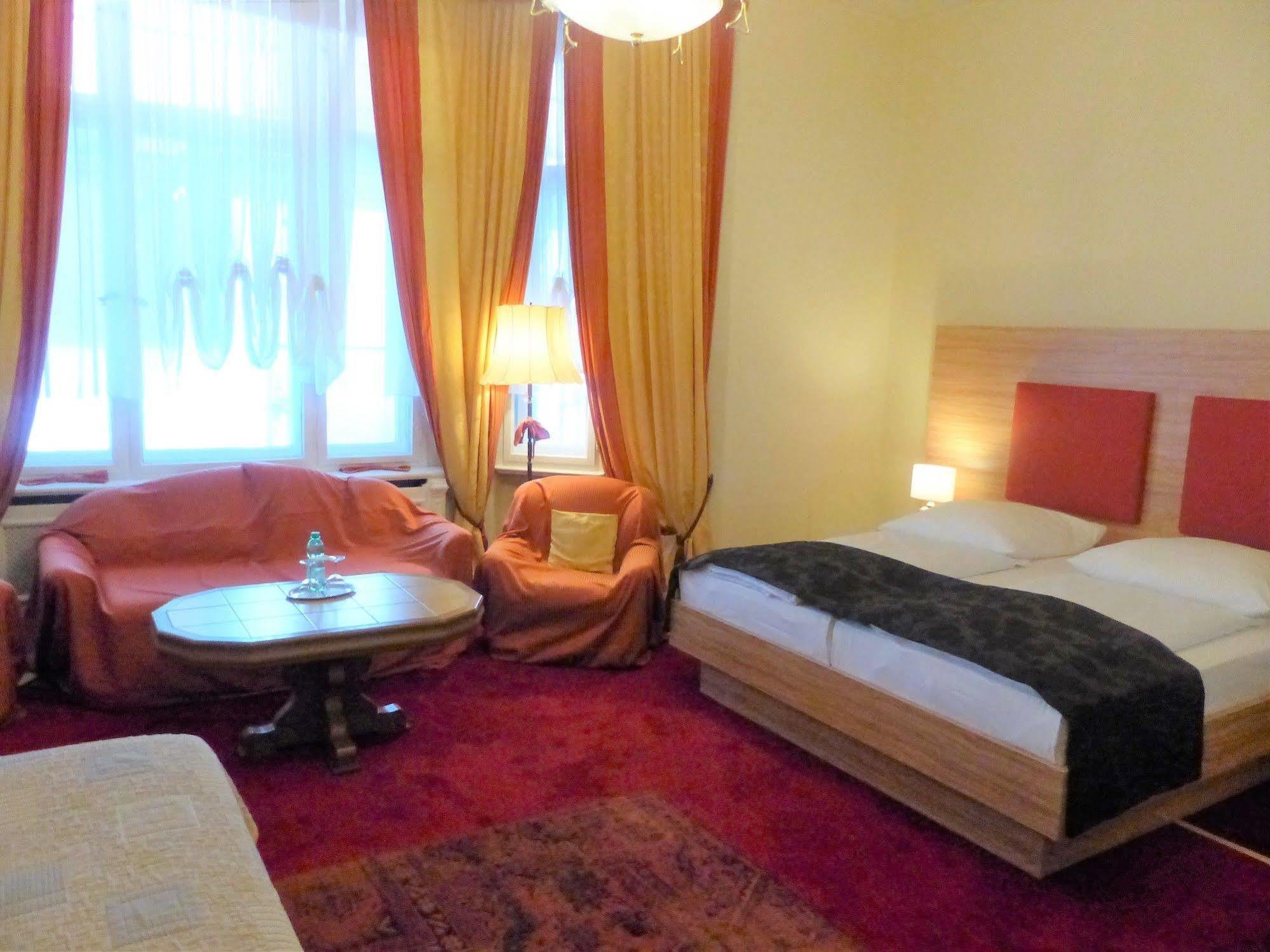 Hotel Pension Savoy Near Kurfuerstendamm Берлин Экстерьер фото