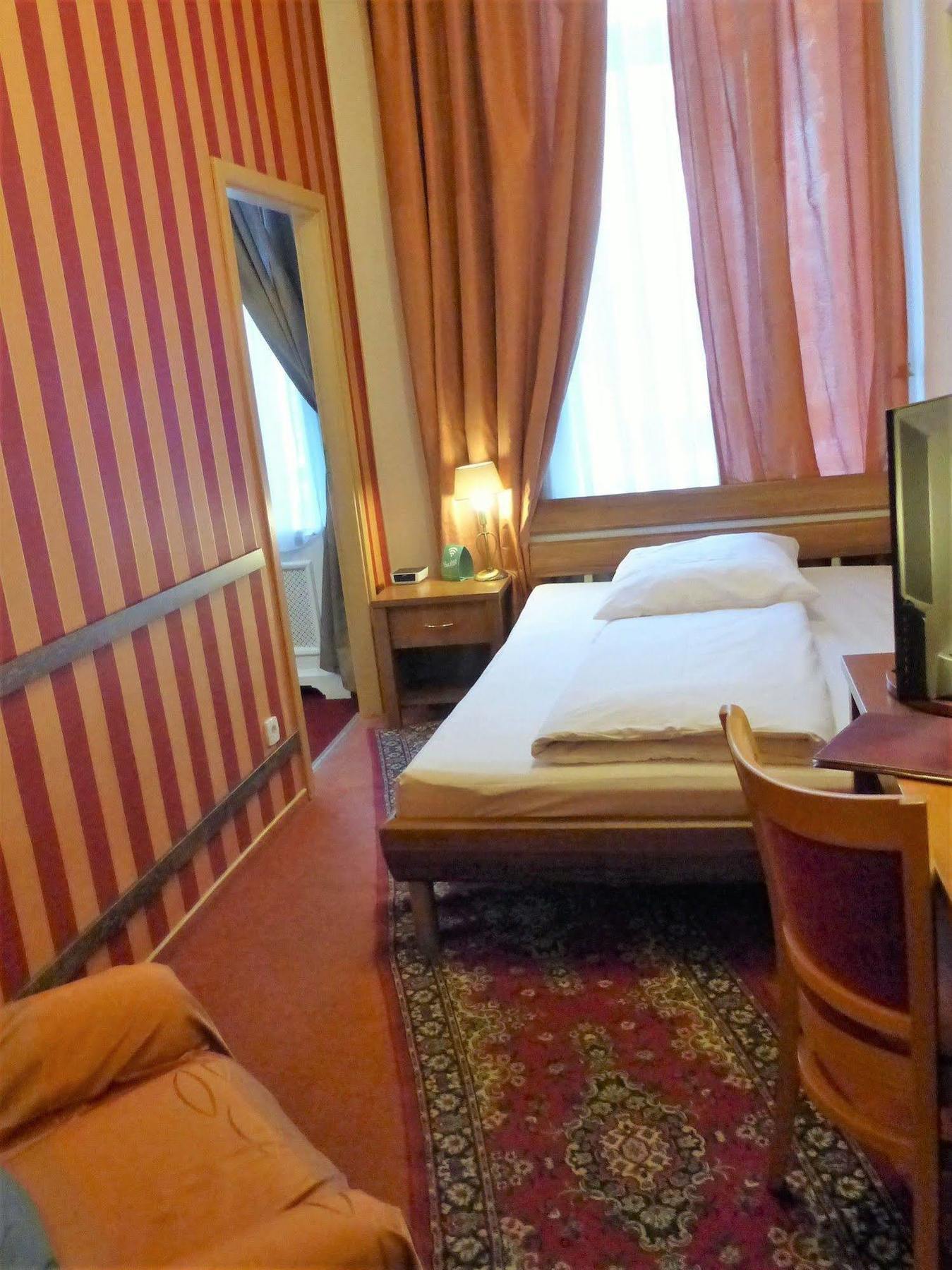 Hotel Pension Savoy Near Kurfuerstendamm Берлин Экстерьер фото